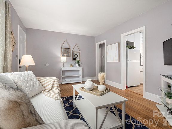 3rd image of 2516 Columbus Cir