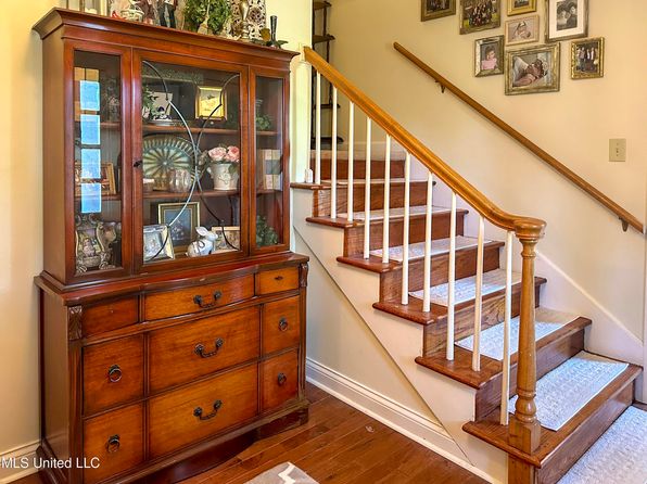 1870 Pine Hill Dr, Raymond, MS 39154
