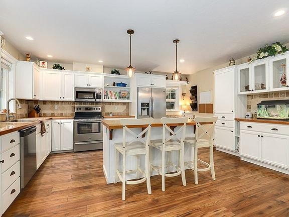 3rd image of 5515 NE Arrowhead Pl