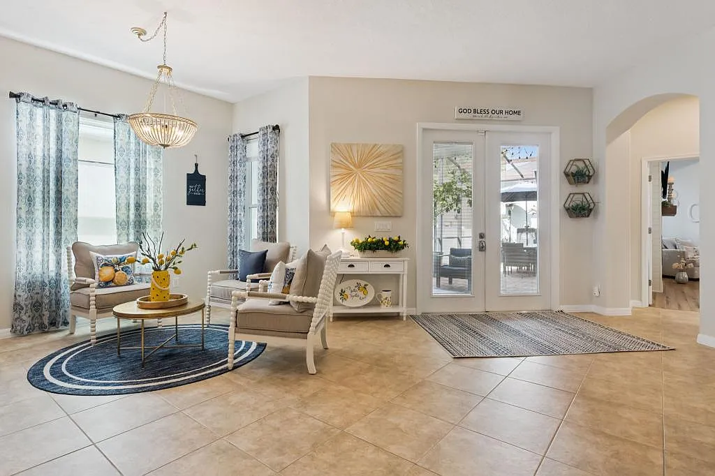 420 Park Lake Dr — Photo 3