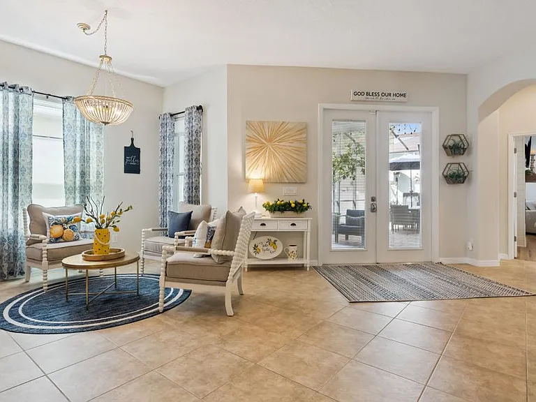 420 Park Lake Dr — Photo 3