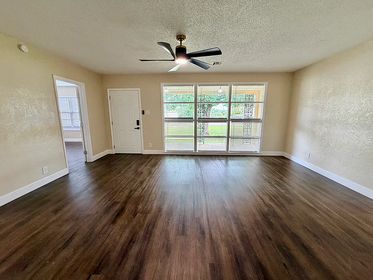 7 Terry Dr — Photo 2