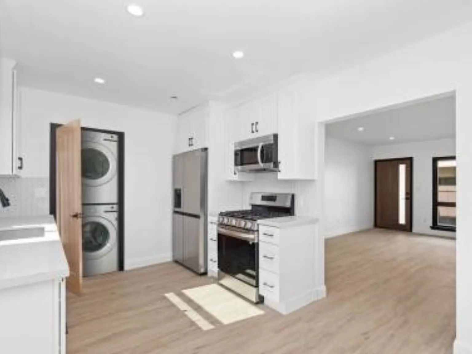 2 bed, 1000 sqft, $3,500 — Photo 2