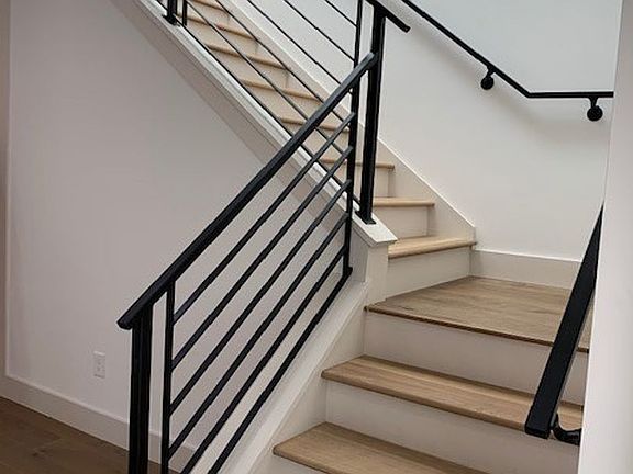 5th image of 810 English Ct