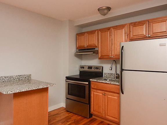 2nd image of 7450 N Greenview Ave APT 37