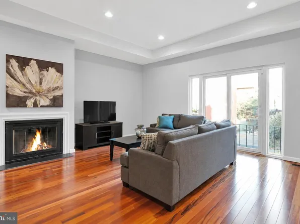 778 S Front St APT I, Philadelphia, PA 19147