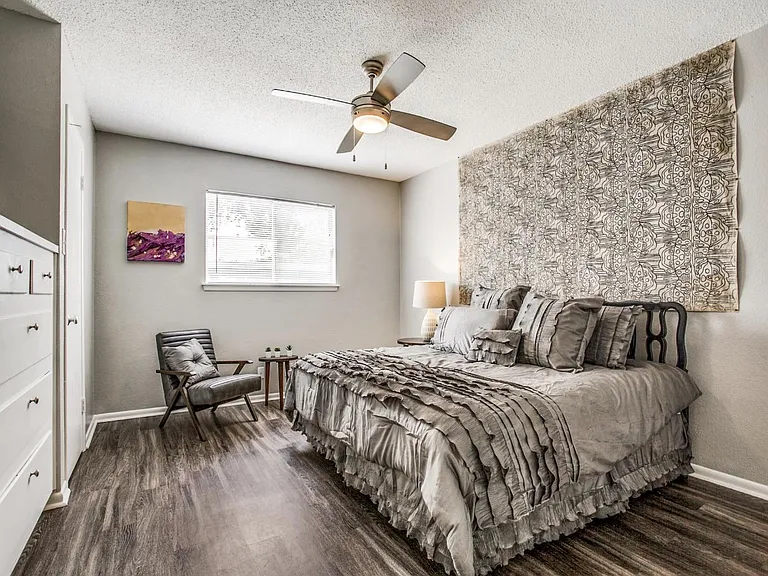 Village Oaks Apartments — Photo 9