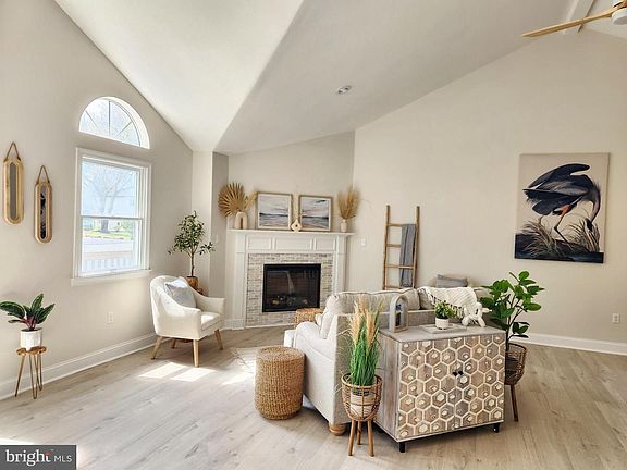 3rd image of 14 White Sail Cir