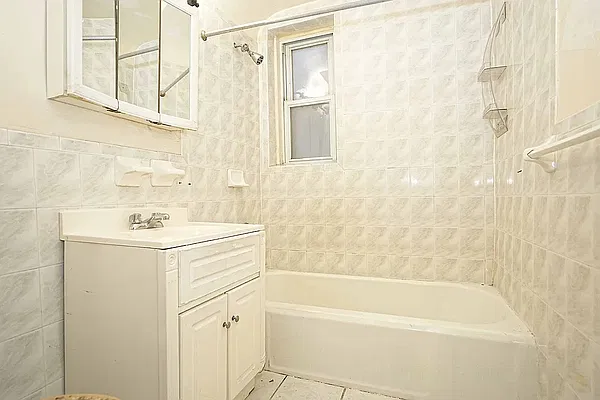Bathroom, photo 1