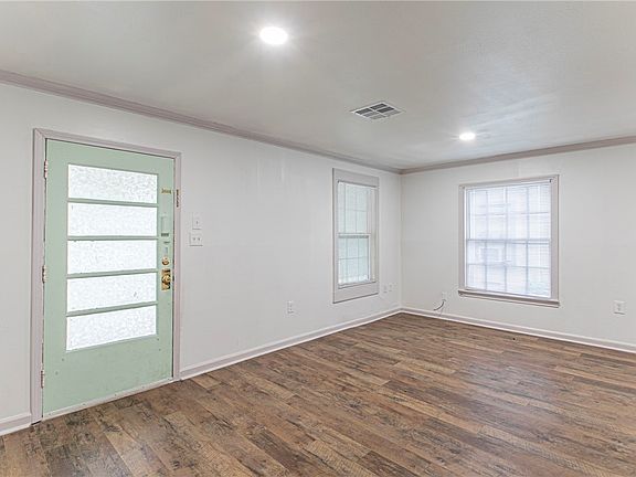 3rd image of 2620 Windsor Ave