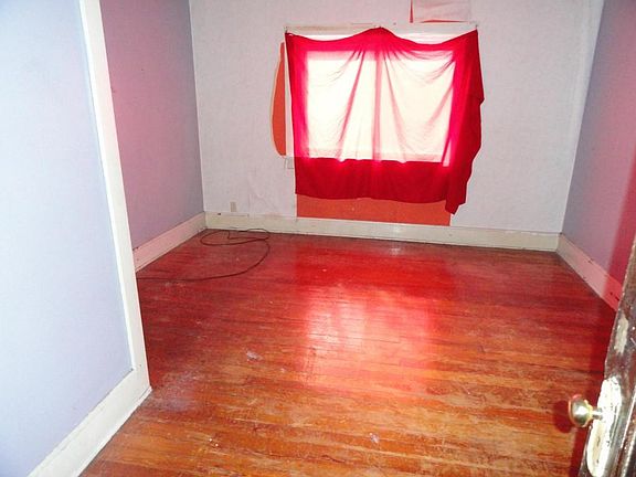 4th image of 584 Pearl St