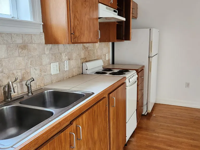 206 E 34th St #C — Photo 7