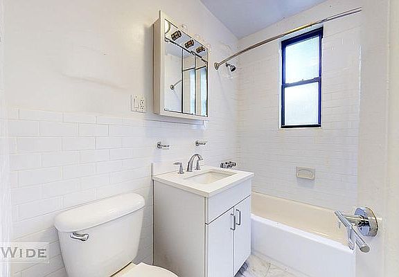 4th image of 140 E 46th St APT 8R