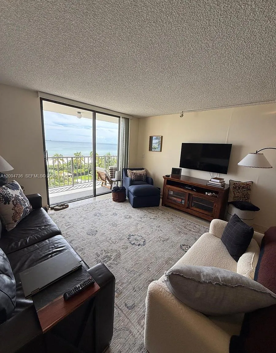 Oceanfront Plaza Condo — Photo 3