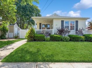 135 E Clearwater Rd, Lindenhurst, NY 11757