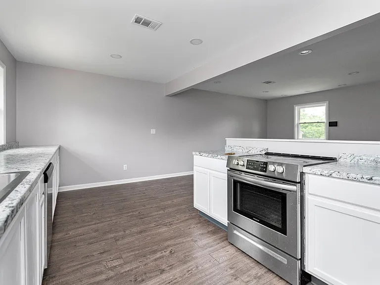 1520 Thames Dr — Photo 7