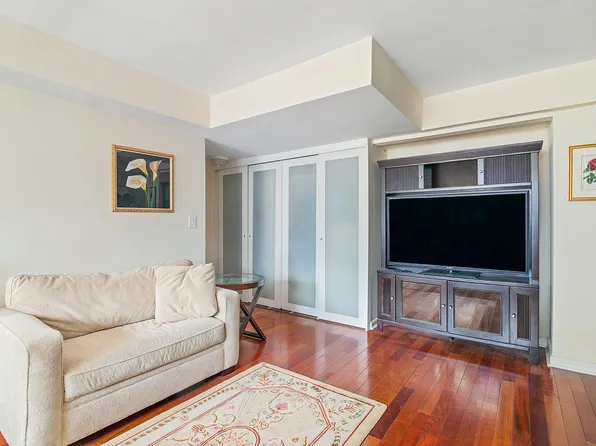 153 East 57th Street 17F image 2 of 8
