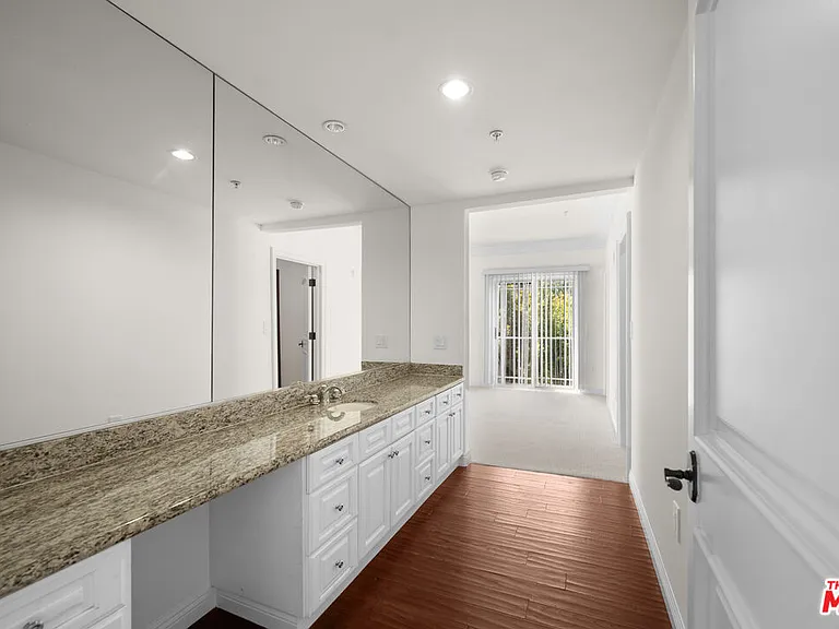 837 Crenshaw Blvd #301 — Photo 31