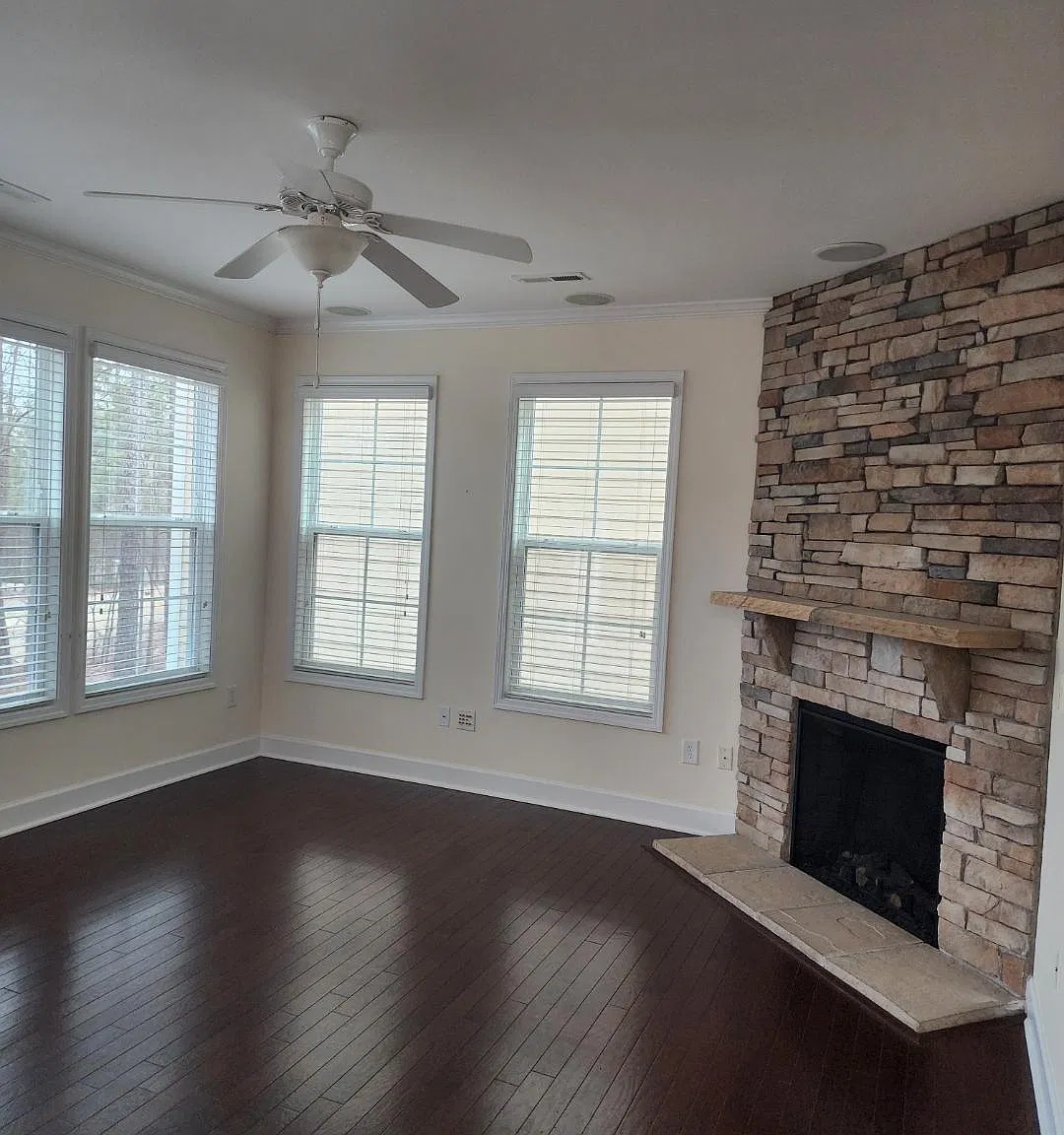 3 bed, 2.5 bath, 1984 sqft, $2,100 — Photo 3