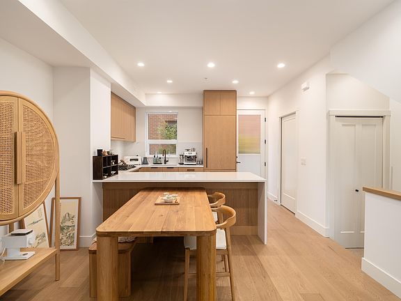 4th image of 809 W 38th Ave