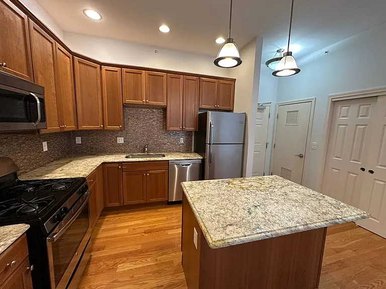 2518 Whitney Ave — Photo 17