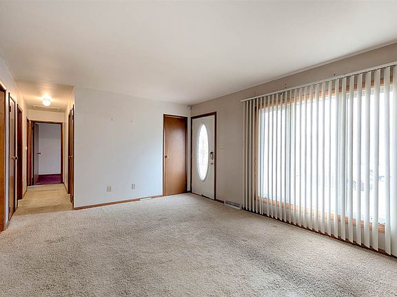 4th image of 1687 Oakwood Dr