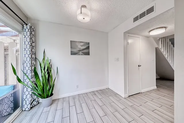 2 bed, 928 sqft, $1,550 — Photo 2