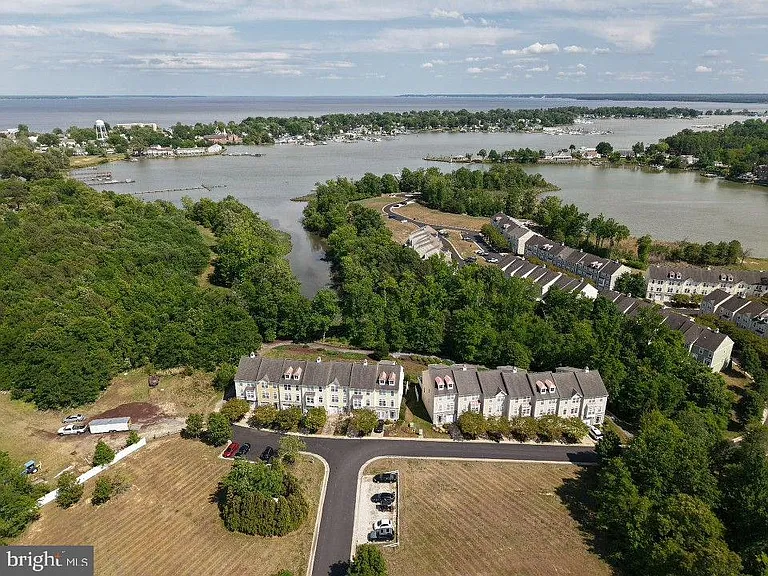 701 Monroe Point Dr — Photo 2