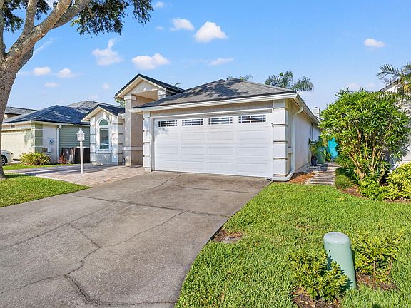 3rd image of 328 Charlemagne Cir