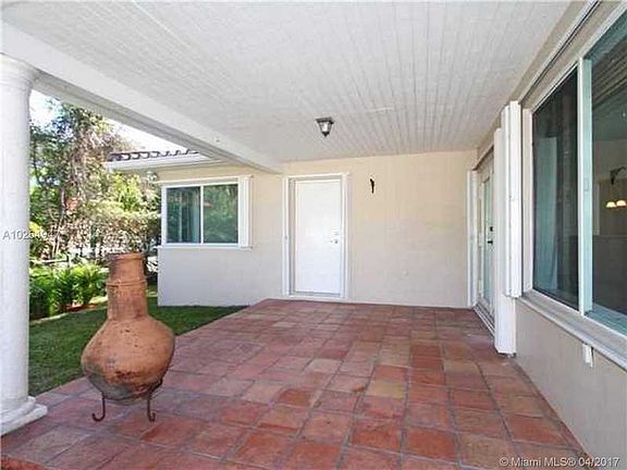 3rd image of 930 Aguero Ave