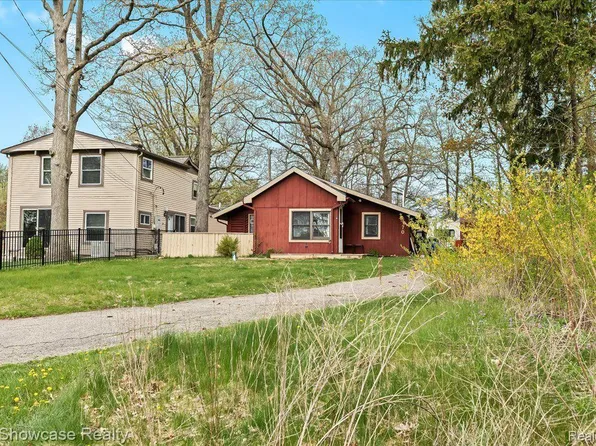 3370 Duffield St, White Lake, MI 48383
