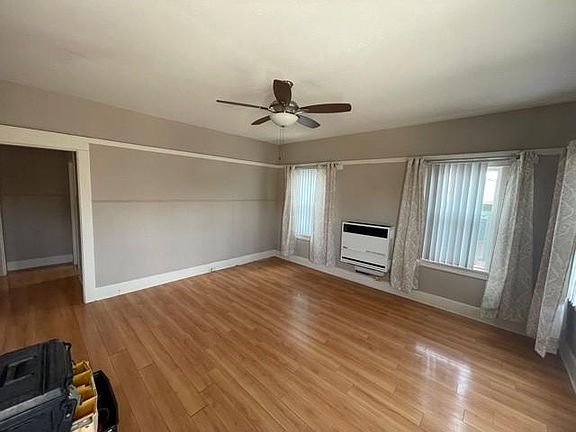 2nd image of 425 Gloria St