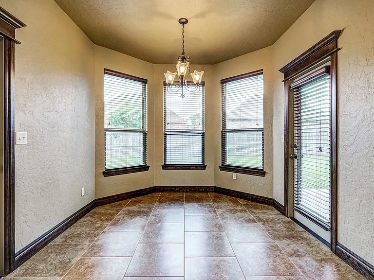 905 Samantha Ln — Photo 24