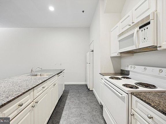 3rd image of 1001 Chestnut St #205W
