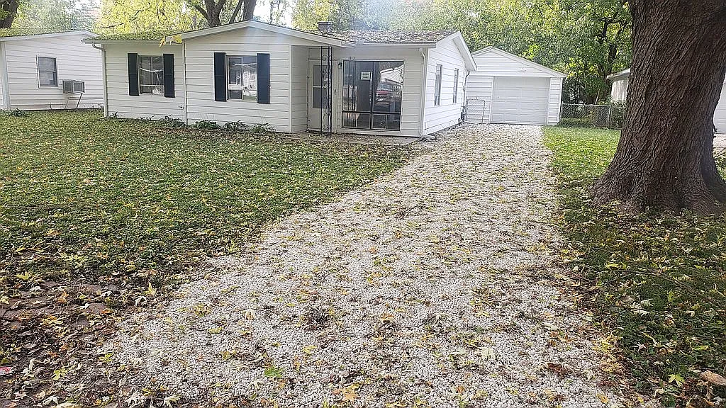 1313 Rosewood Dr photo 1