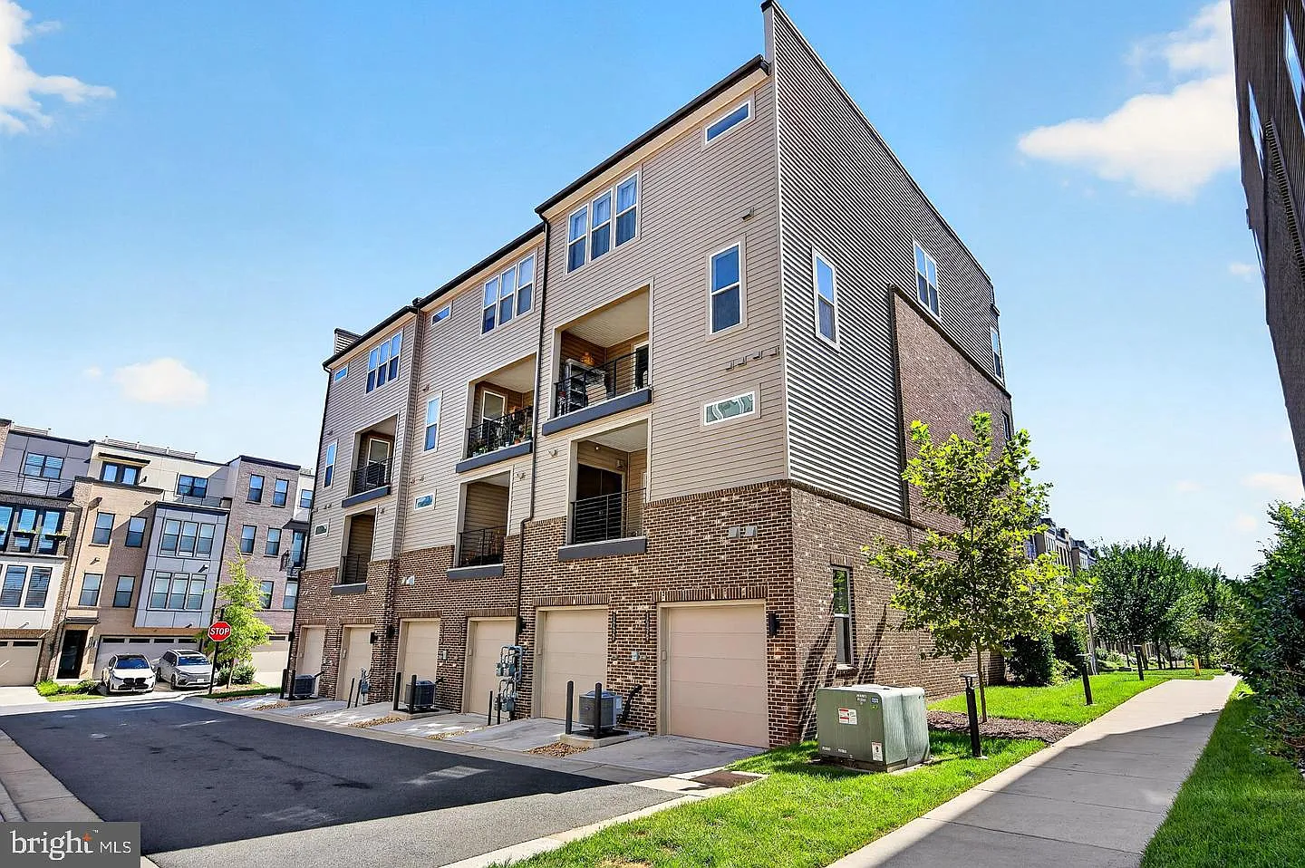 3 bed, 2.5 bath, 1654 sqft, $3,200 — Photo 3