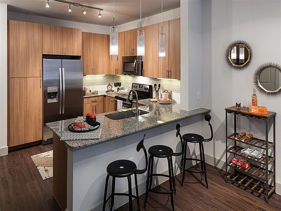 5th image of 604 Fort Worth Ave #2139