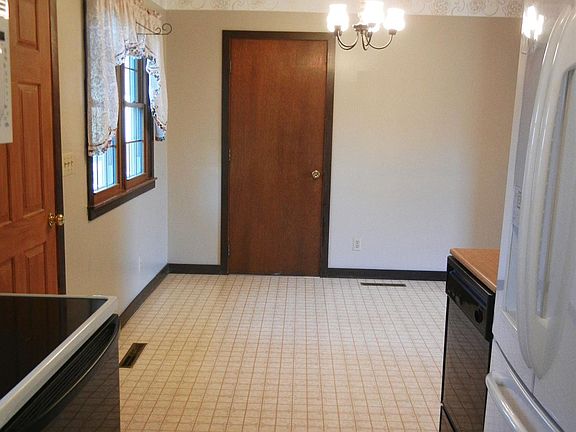 5th image of 12 Prairie Dr