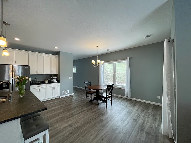 525 E Broadway St — Photo 5