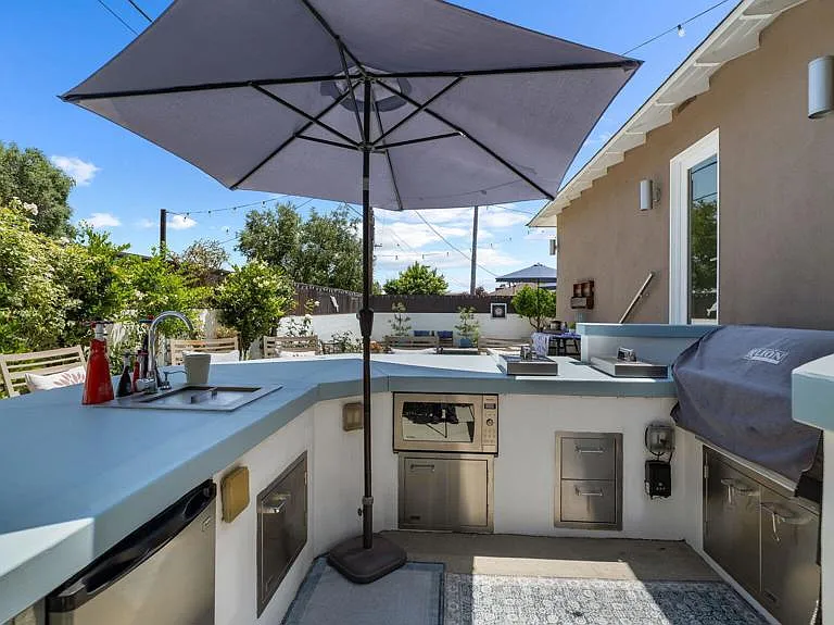 2030 N Altadena Dr — Photo 48