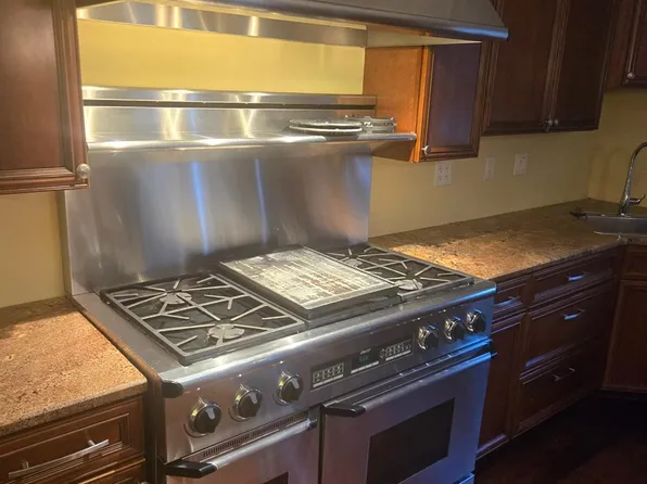 14 Larch St, Carteret, NJ 07008