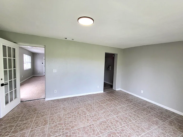 1068 Barclay Dr — Photo 8