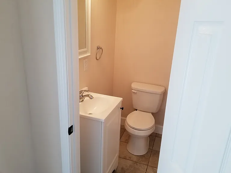 405 Collinsville Rd — Photo 4