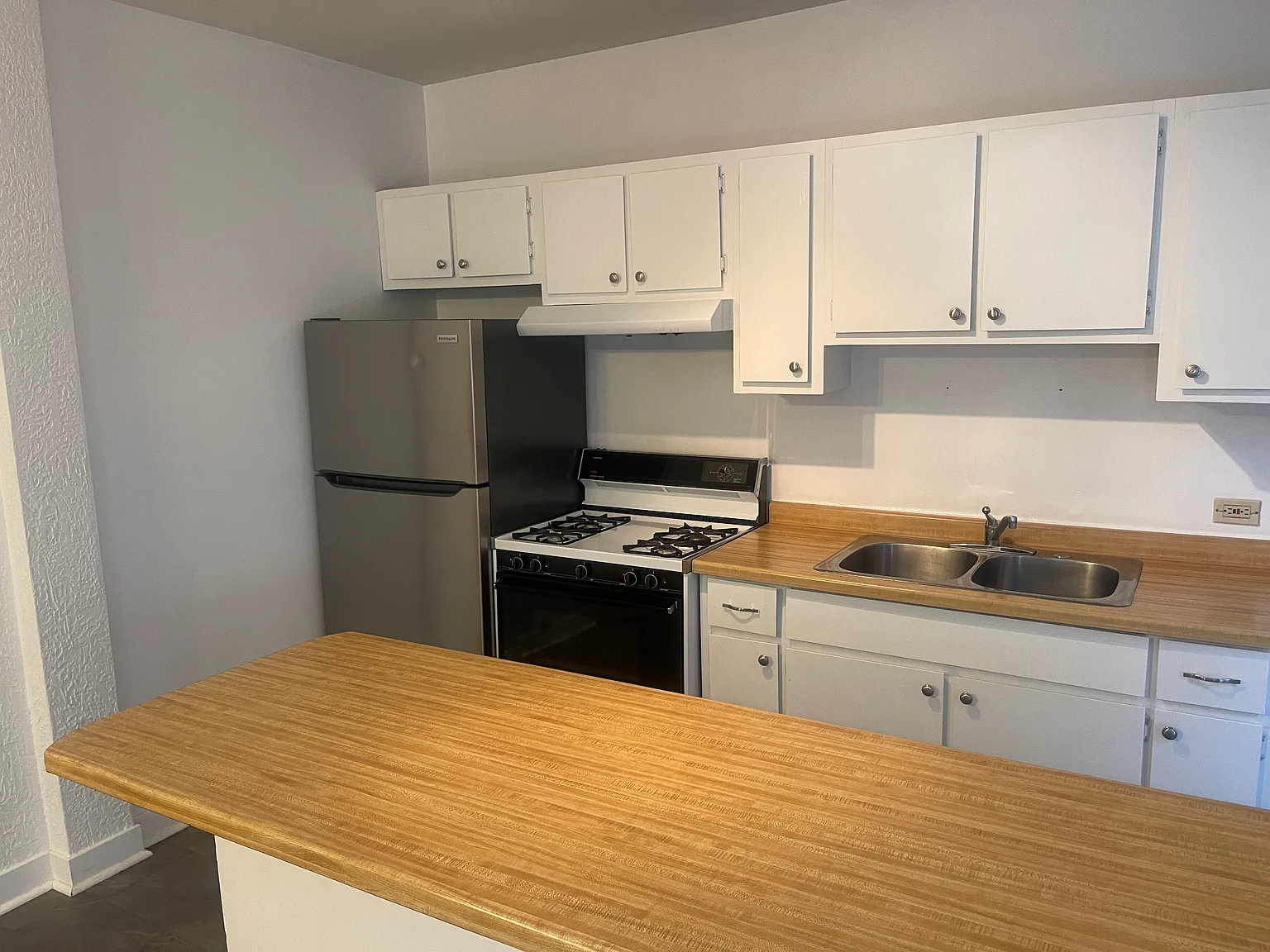 2 bed, 1000 sqft, $1,290 — Photo 2