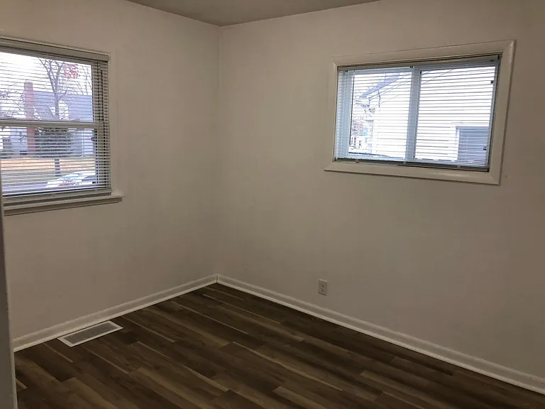 512 E Woodside St — Photo 9
