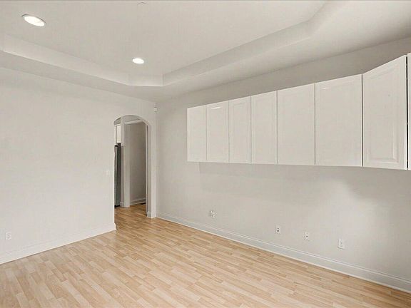 5th image of 404 Manitoba Ln