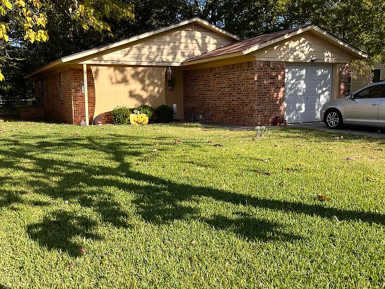1212 S Clements St — Photo 1