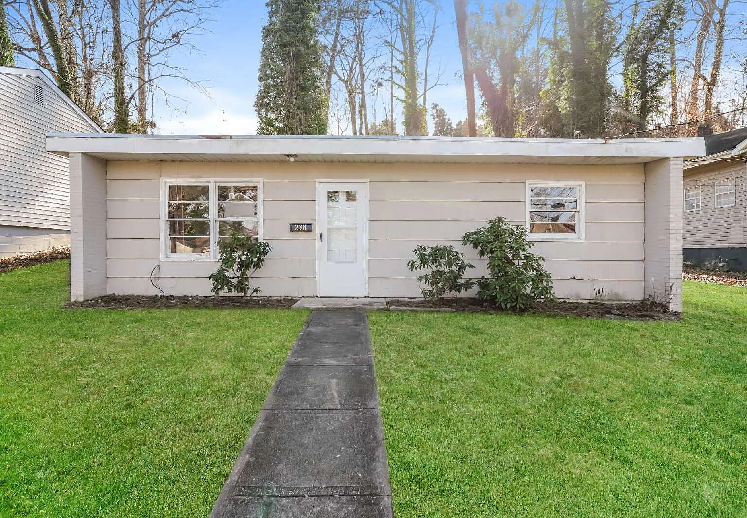 2 bed, 1.0 bath, 733 sqft, $1,195 — Photo 1