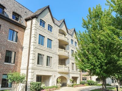 1800 Amberley Ct APT 103, Lake Forest, IL, 60045