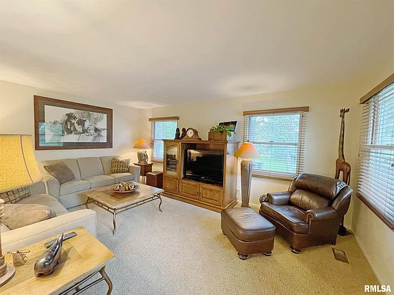 4th image of 133 W Whitehall Ct